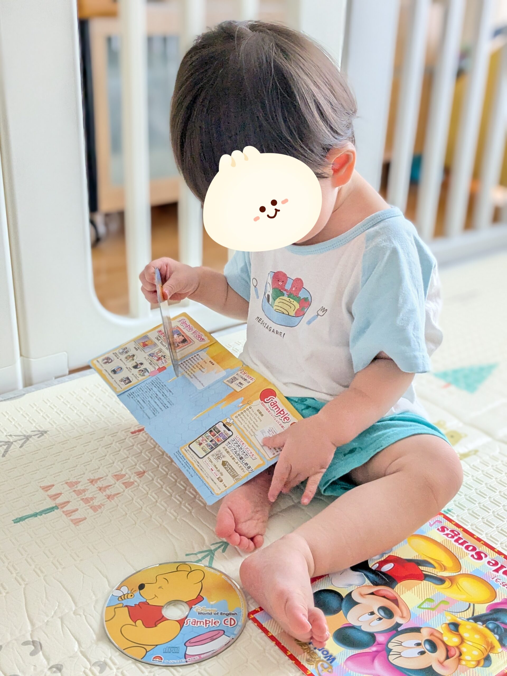 ディズニー英語システム無料サンプルCDを触っている様子
