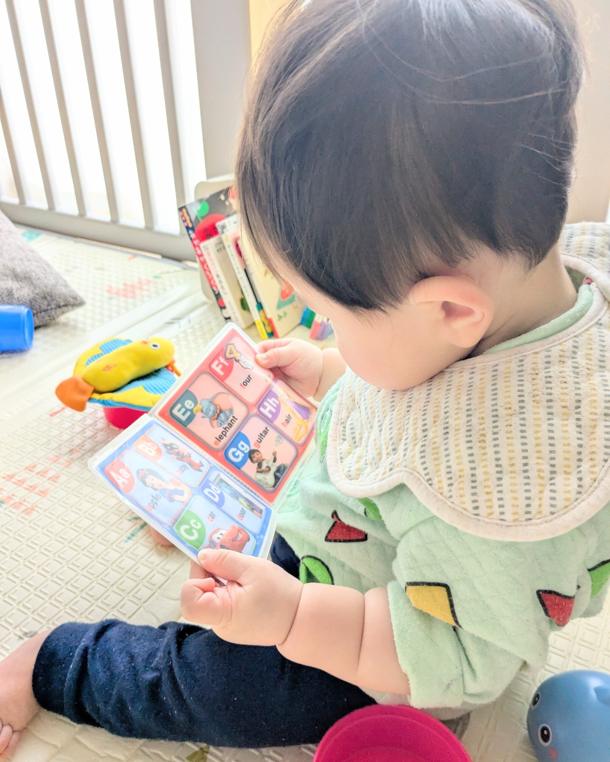 お風呂でABC絵本を夢中で読む様子